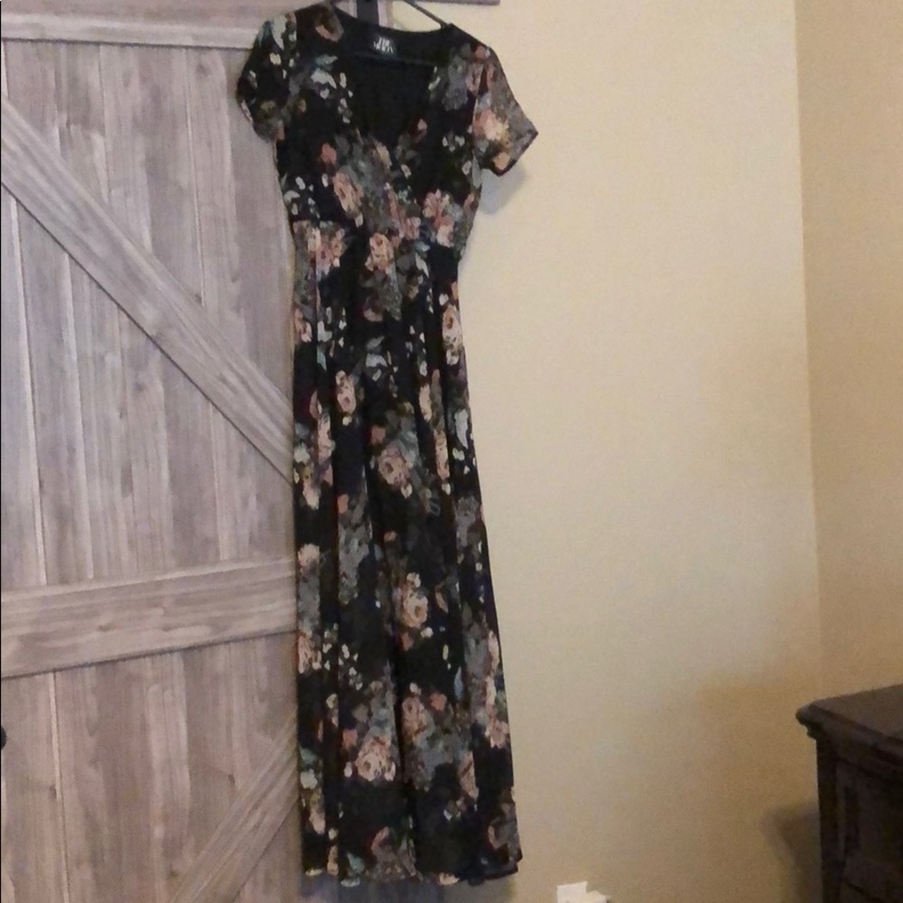 Beautiful floral maxi. Feel free to make an offer.